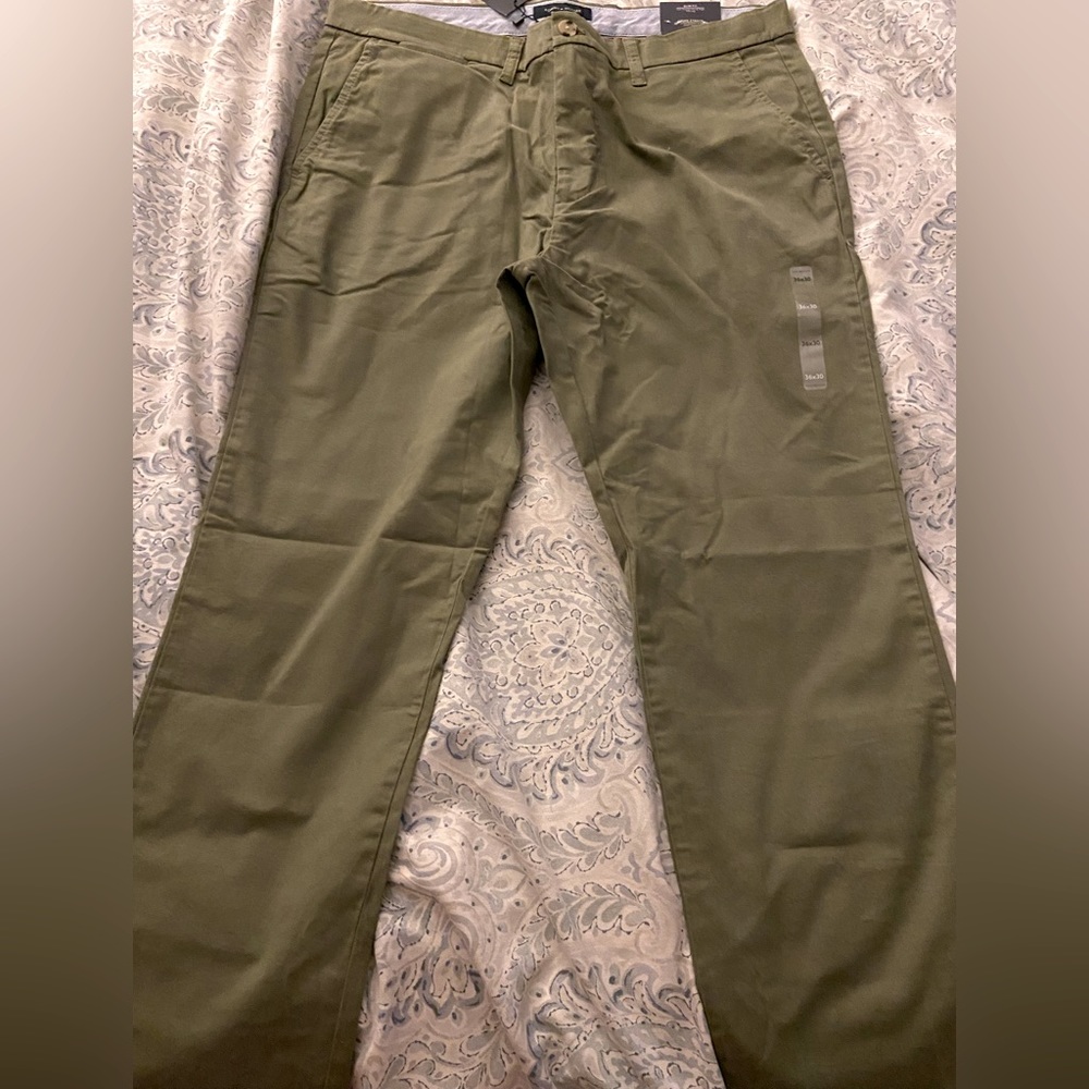 Green Tommy Hilfiger chinos. Slim fit, size 26x30. Never worn, tags still on!